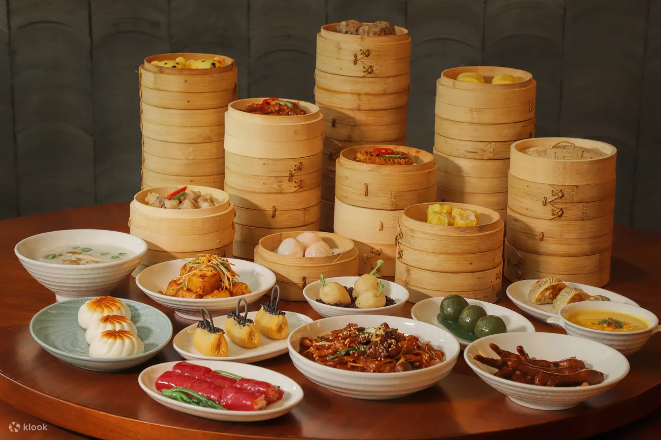 爲滿足多種需求，酒店全周周中推出了客房+雙人自助早餐+雙人小火鍋套餐及輕食自助套餐；客房+雙人自助早餐+雙人雲端下午茶套餐；客房+雙人粵式茶點套餐可供選擇，體驗鹽田凱悅的餐飲特色。